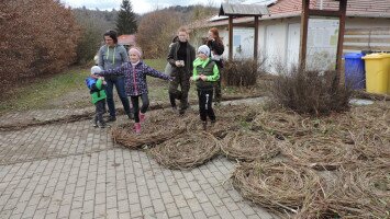 Ismét fészekalap készítés gólyakosárhoz Nógrád vármegyében