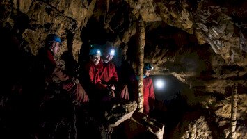 Kalandos barlangtúrák kiépítetlen barlangjainkban - Overallos rövid túra a Létrási-vizesbarlangban